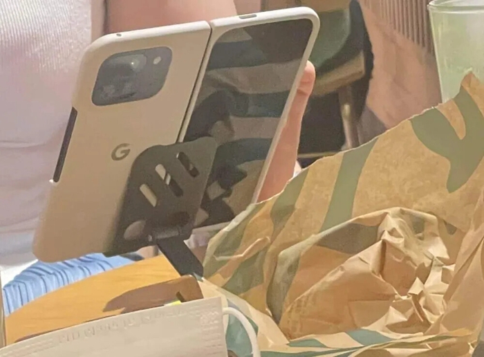 Google Pixel 9 Pro Fold摺疊機還沒發佈，竟然被目擊已經有人在國內星巴克用上了？