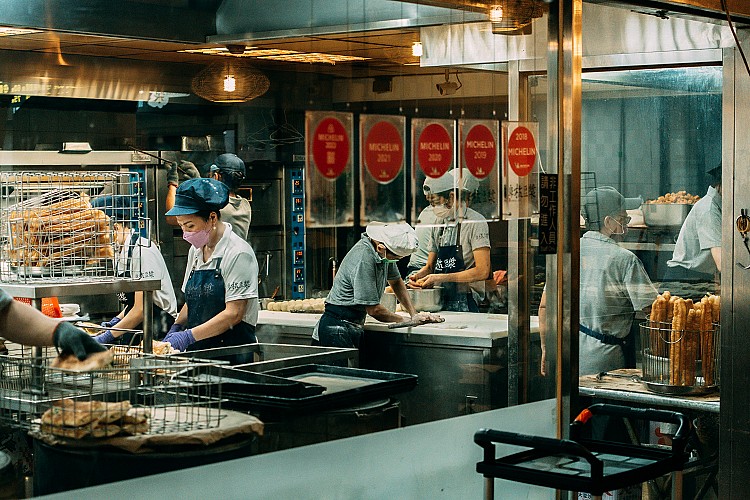 天未亮，「阜杭豆漿」前的人龍已蜿蜒成城市清晨的序曲。