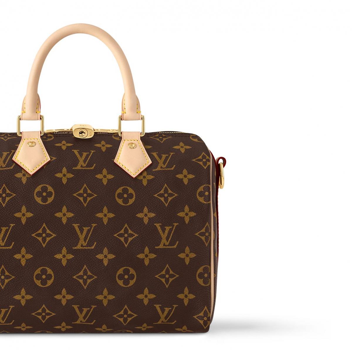 以更為輕旅行為訴求的「Speedy」問世後，1959 年，奧黛麗赫本為了更貼近日常的使用，特別請求 Louis Vuitton 設計一款更小尺寸的 Speedy，於是，至今仍熱賣的「Speedy 25」就此誕生了！