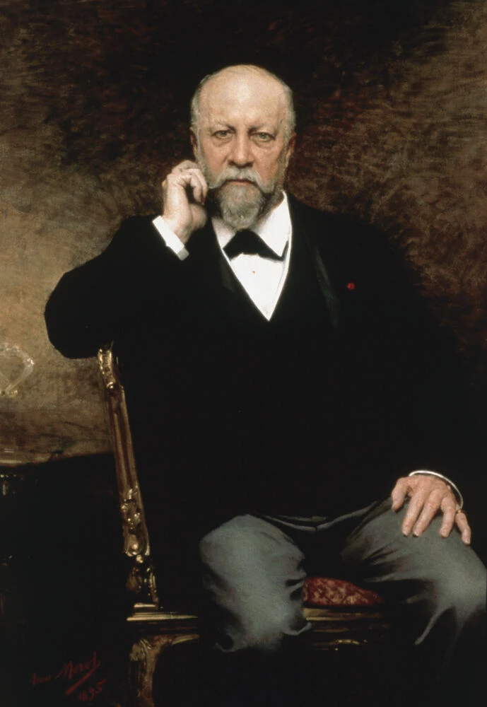 你對「美」的定義是什麼？Boucheron 珠寶品牌的創辦人菲德烈克寶詩龍先生，給了一個脫離世俗的「不標準答案」。在十九世紀一切講求對稱、繁複與既定秩序的珠寶世界裡，他選擇跳脫框架、打破陳規，認為美不該被侷限於某個被奉為圭臬的標準答案裡，而是可以自由流動、忠於真實，甚至保留未經修飾的自然樣貌。168年後的今天，這個在當時近乎叛逆的觀點，成為世家2026年 Histoire de Style 全新高級珠寶系列《Nom : Boucheron Prénom : Frédéric》的創作起點。系列名稱直接取自寶詩龍先生的姓氏與名諱，創意總監 Claire Choisne 則像是在書寫一篇結構嚴謹、富含起承轉合的傳記般，開門見山地點出主旨，並以四件高級珠寶作品作為敘事章節，細膩勾勒這位改寫巴黎珠寶史的創辦人肖像。若說這個系列是一部文學作品，那它絕非鋪陳誇飾的英雄式神話，而是單純地講述一位自始至終都拒絕被定義的藝術家，他的生平、他的傳奇，如此爾爾。