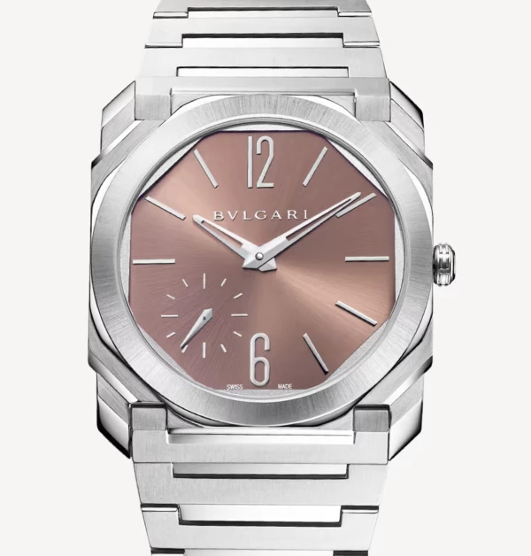 八角形的俐落稜角，遇上如夕陽餘暉般的橘粉色面盤，這種細膩的反差美感最是迷人。不僅僅是計時工具，更是腕間一道充滿詩意的現代建築。（商品價格約：NTD 441,200）