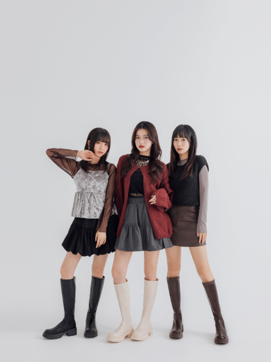 KPOP演唱會站坑靴推薦 素面厚底長靴，百搭顯瘦修飾腿型，演唱會與日常穿搭皆適合