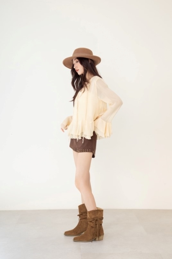 D+AF 吉普賽流蘇小V口牛仔短靴穿搭推薦｜秋冬波西風靴款必收，柔軟麂皮質感與抓皺靴筒設計，展現歐美街拍感的慵懶時尚魅力。