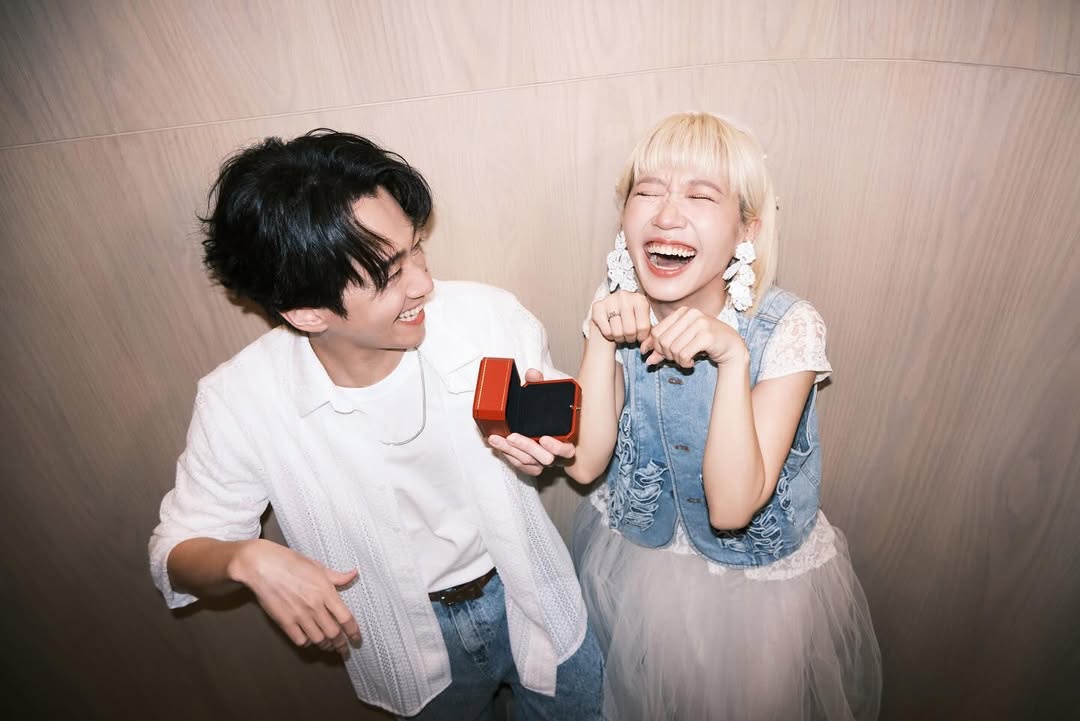 從公開的照片來看，珠寶編輯推測，陳漢典手中所持的正是 Cartier 卡地亞婚戒系列的1895單鑽戒指。