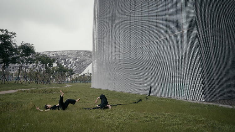 文勝鉉（Seung Hyun Moon），〈論薄而透明之物〉，2025，表演、單頻道錄像,25分鐘，臺中市立美術館委託創作。Source：臺中市立美術館