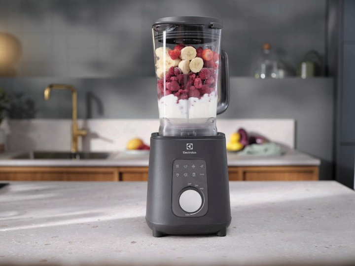 伊萊克斯在台上市極致美味 700 系列家電，半自動義式咖啡機、果汁機、氣炸鍋和手持掛燙機一次登場