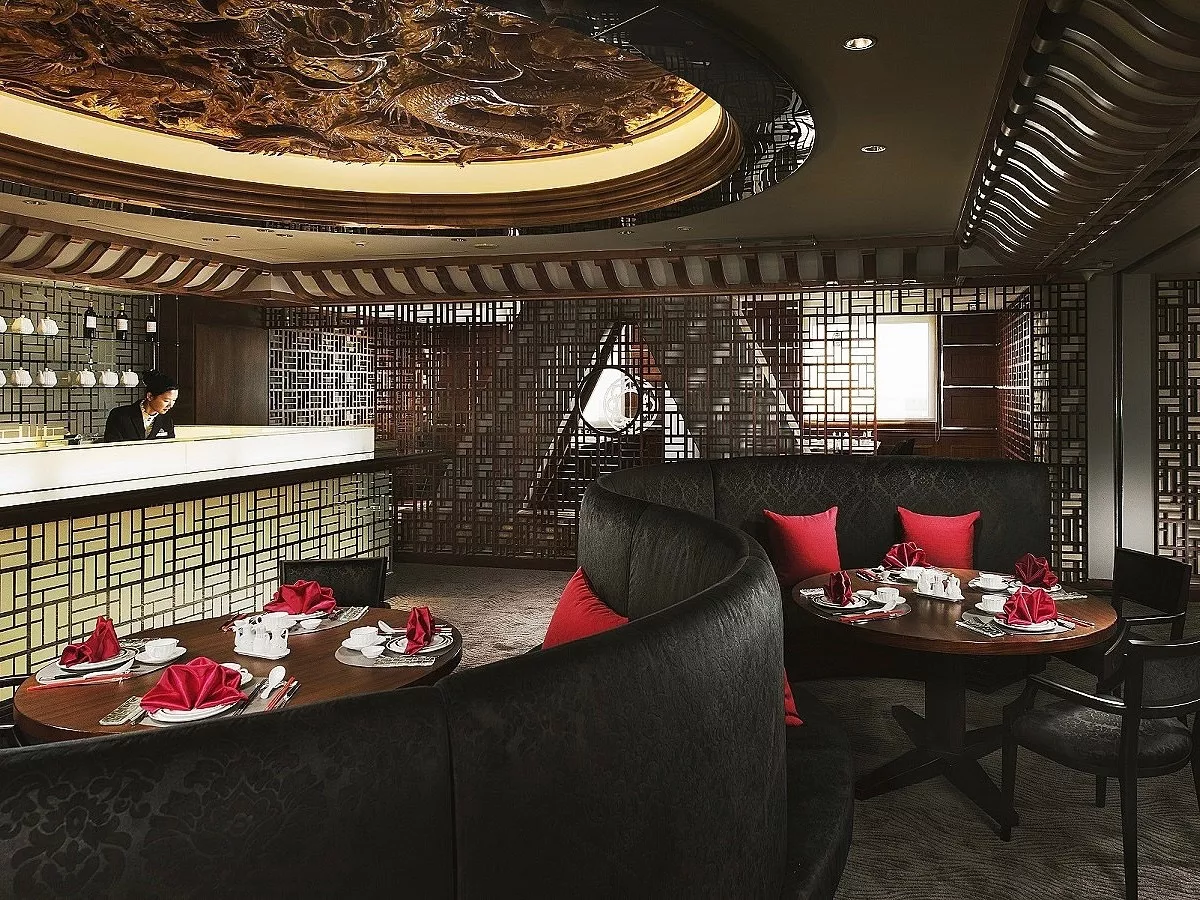 由有「隱世廚神」之稱的《米其林》大廚鄭錦富創立於香港的「名人坊」，不走華麗噱頭路線，而是將粵菜透過最講究的火候、刀工與食材處理，濃縮成一道道看似低調但非常見功夫的菜色。