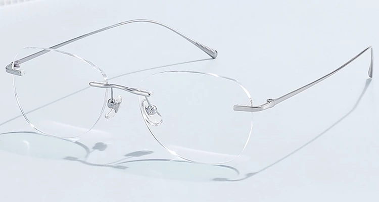 最後，如果是預算有限的小資族或學生，我也幫大家挖到這款Leesa無框眼鏡。說實話，看到這個價格時，我確實驚訝了一下，這簡直是入坑潮流門檻最低的選擇啊！雖然價格超親民，但在設計上完全沒在馬虎，大面積的多邊形鏡片非常顯臉小，對於修飾顴骨線條非常有效。純鈦材質，確保了整副眼鏡的超輕量，即便是像我這種需要整天盯著電腦的人來說，戴起來也幾乎沒有負擔，狠OK〜（商品價格約：NTD 830）