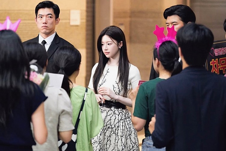 因為精緻五官加上空靈氣質，讓高允貞一出道便引起關注，甚至被韓國封為「最美整形範本」，踏入演藝圈後，一路也靠著《機智的住院醫生生活》、《Sweet Home》、《Moving 異能》等作品受到大眾認可，這次在《愛情怎麼翻譯？》則要飾演紅遍全球的頂流明星車茂熙。