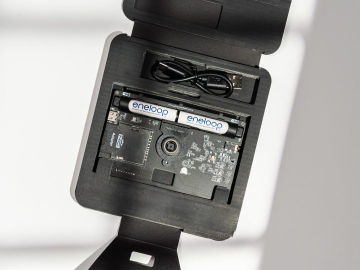 【20MP】 D.I.Y 純白款 紙相機（標準包裝），建議售價：NT$4,450（含相機主機板 x 1、透明晶透單殼 x 1、USB C to C 線 （充電及傳輸）x 1、黃銅螺絲 x 2、64GB SD 記憶卡 x 1、廣角特效鏡頭 x 1、微距特效鏡頭 x 1、eneloop AAA 標準款充電電池 x 2）