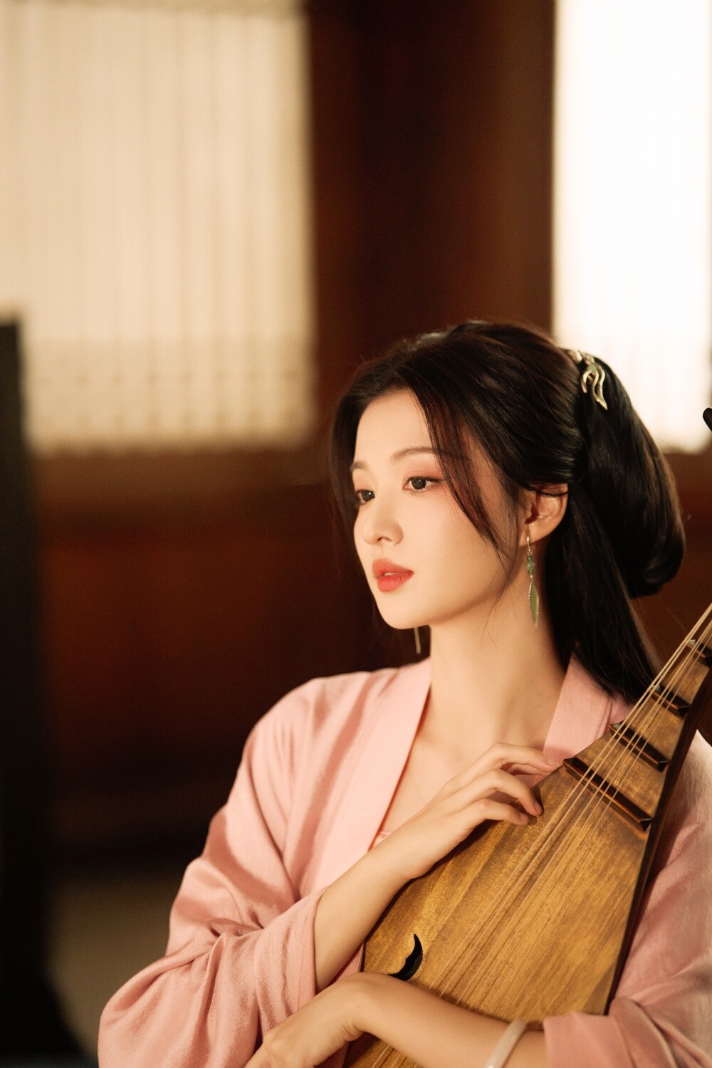 陸劇《慶餘年2》演員古裝vs時裝！張若昀比第1季上相，李沁仙氣，辛芷蕾、宋軼時裝也美